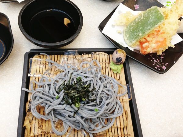 Tenzaru Sumi Udon - mixed tempura charcoal udon photo 35_zps84737c90.jpg