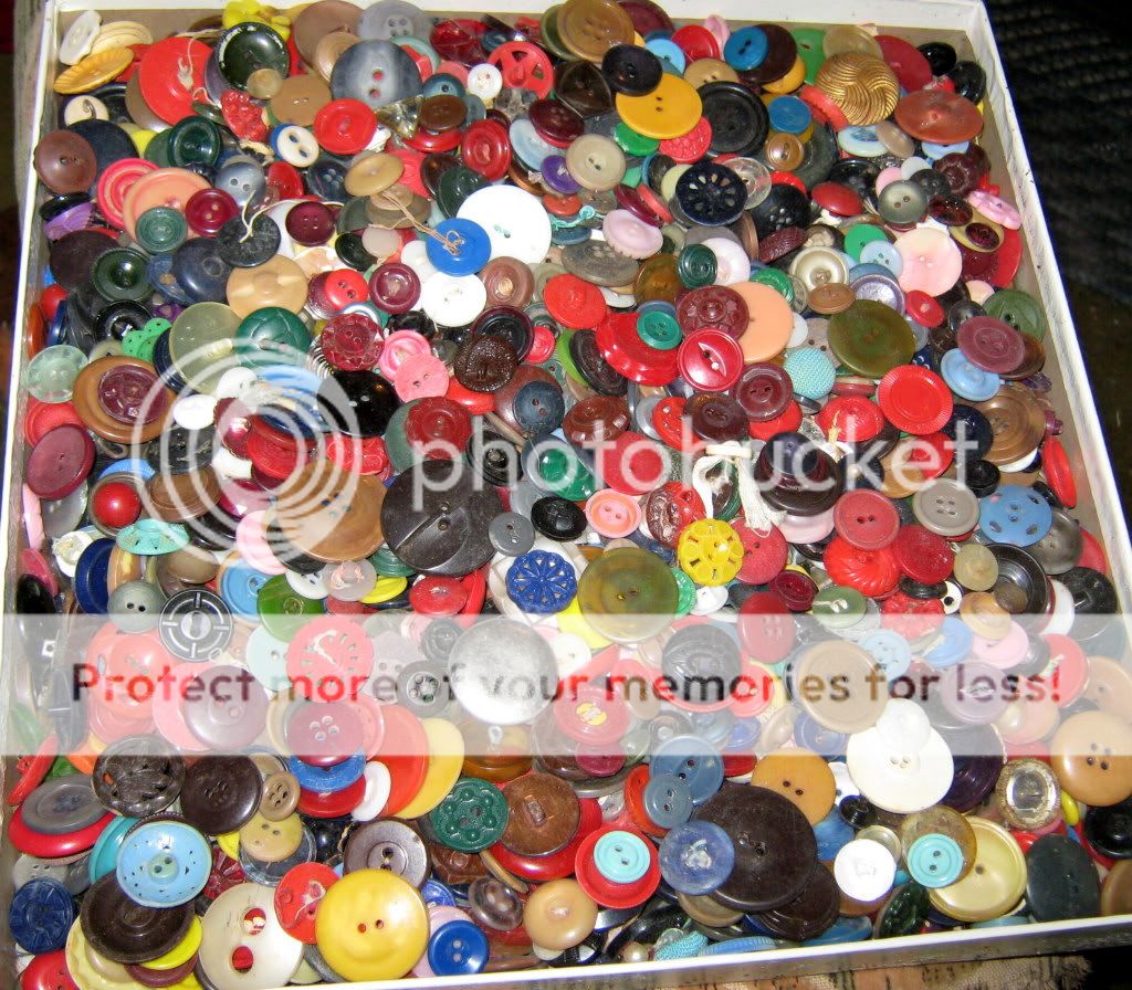   VINTAGE BUTTONS LOT ESTATE AUCTION FIND 1000S OF BUTTONS  